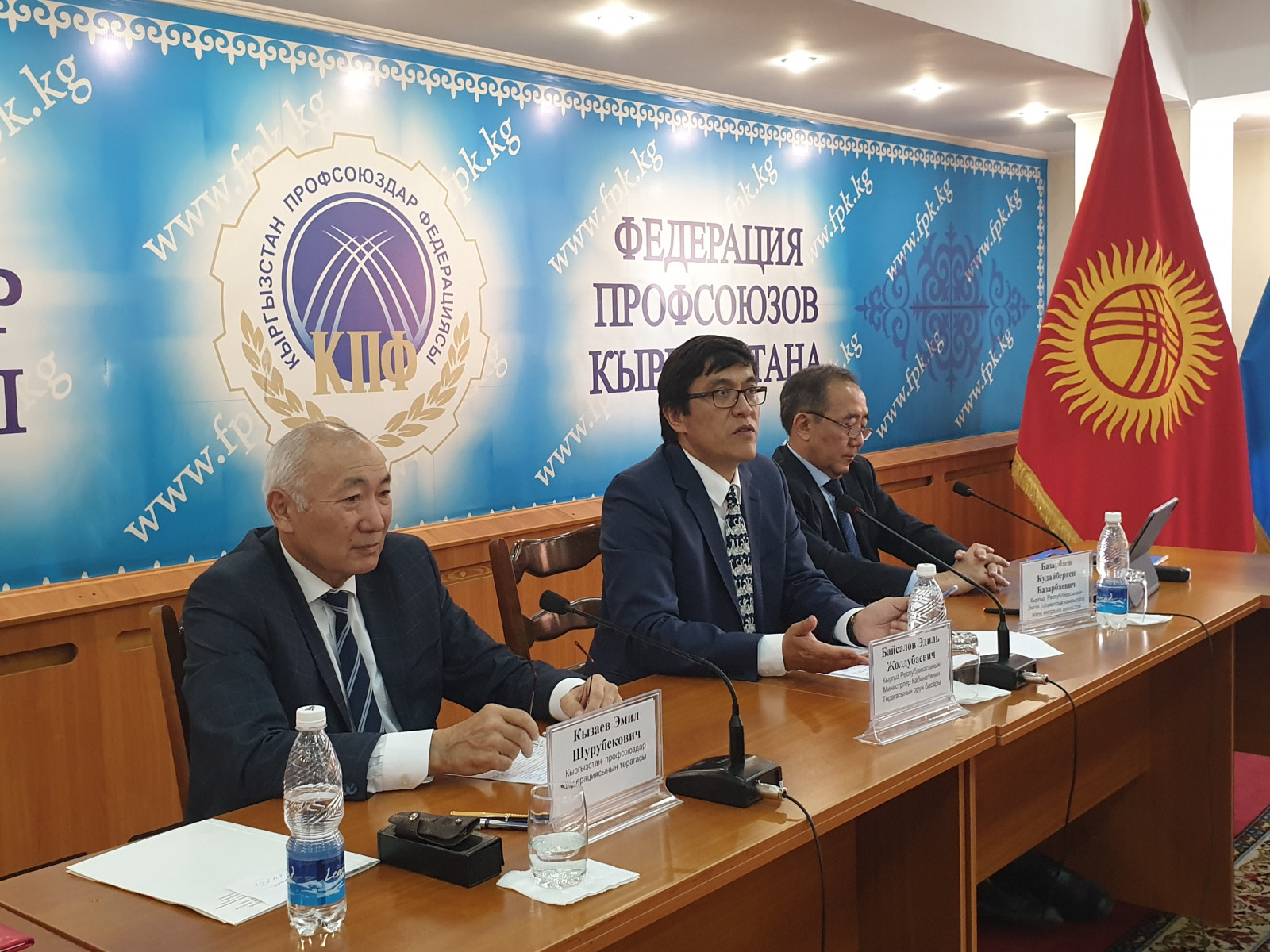 Подписано трехсторонне Генсоглашение между Правительством КР, Федерацией профсоюзов Кыргызстана и республиканскими объединениями работодателей на 2022-2024 годы